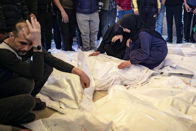 Gaza, i funerali dei palestinesi uccisi negli attacchi israeliani