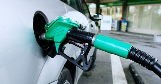Prețul benzinei a ajuns sub 5 lei, pentru prima dată după multă vreme