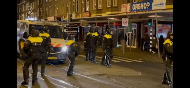 Pe 150 de arestări în Olanda, în a doua zi de proteste împotriva restricțiilor. Manifestanții au jefuit magazine și au incendiat mașini