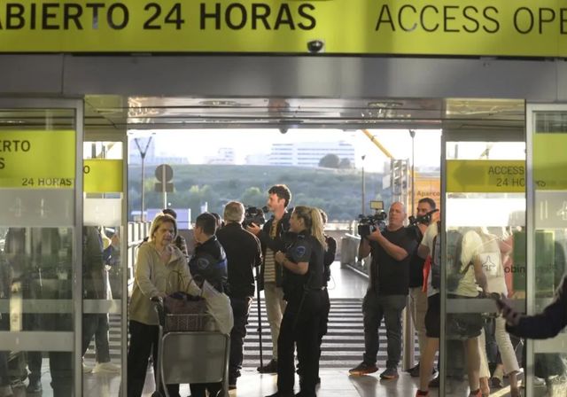 Más periodistas que sintecho en la primera noche de control de accesos a Barajas