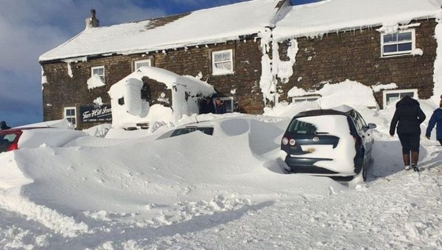 Regno Unito, una tempesta di neve blocca da due giorni 61 persone in un pub