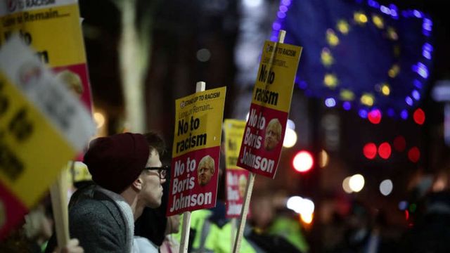 Britanicii protestează la Londra, după victoria Partidului Conservator