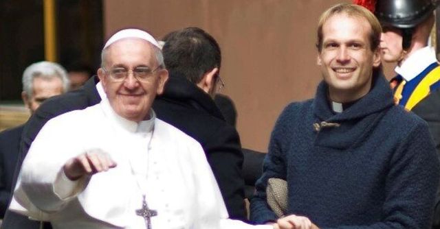 Papa Francesco ha un nuovo segretario, è un prete uruguayano che toglie i ragazzi dalla strada
