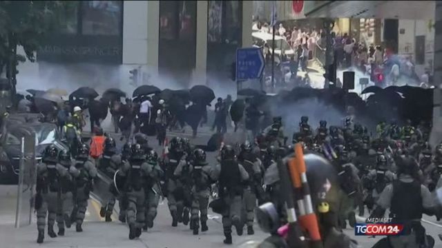 Hong Kong è paralizzata, trasporti nel caos e negozi chiusi