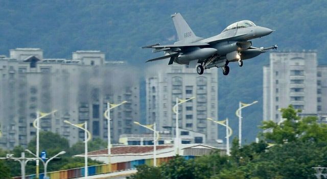 Taiwan: 32 jet e 5 navi da guerra cinesi intorno all'isola