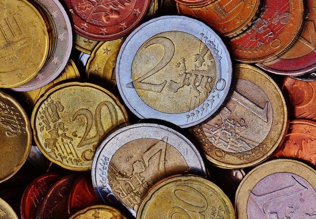 Přijetí eura se v Česku opět oddaluje. Ministerstvo financí nechce riskovat znehodnocení úspor občanů