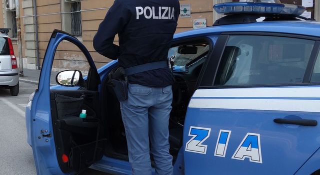 Partorisce bimbo e lo getta nel water, arrestata