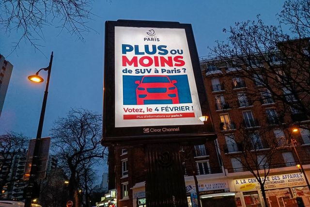 Parizienii au aprobat prețuri triple de parcare pentru SUV-uri în capitala Franței