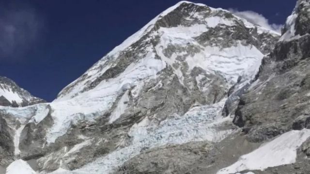 Cientos de personas, atrapadas en el Everest por la nieve
