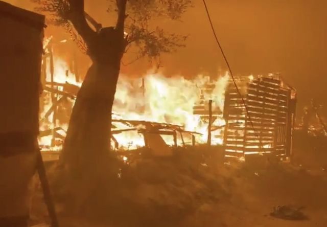 In Grecia un grande campo per migranti sull’isola di Lesbo è stato distrutto da un incendio
