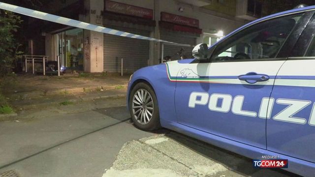 Rapina con sparatoria a Milano, feriti un barista e la figlia mentre uscivano dal negozio con i gratta e vinci