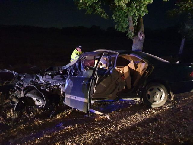 Criuleni: Cinci persoane au ajuns în stare gravă la spital după ce mașina în care se aflau s-a izbit într-un copac