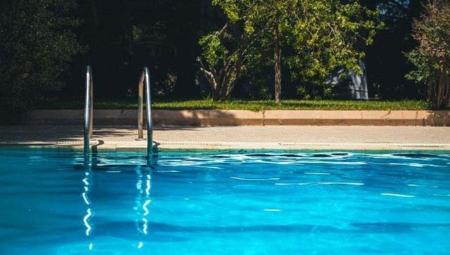 Tragedia a Lonato, bimba di due anni cade in piscina e muore