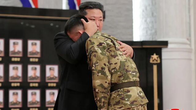 Kim Jong-un homenajea a los soldados norcoreanos que combatieron en la guerra de Ucrania