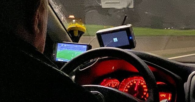 Roma, il tassista che corre a 110 km all’ora mentre guarda la partita della Roma