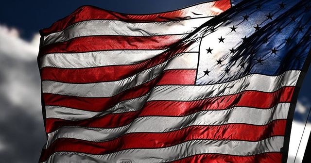 Самый большой флаг США разорвался на две части от удара молнии