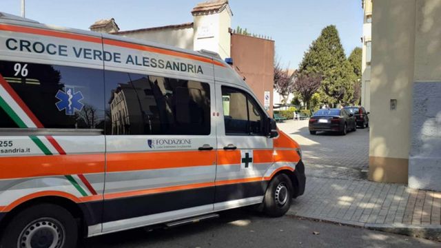 Uccide la suocera in casa di riposo ad Alessandria e poi si uccide