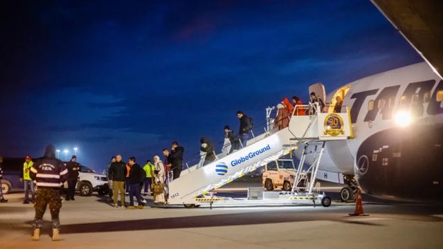 Cei 12 cetățeni români recent evacuați din Fâșia Gaza au ajuns în România
