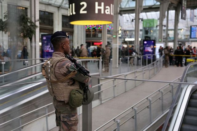 Atac la Paris. Trei persoane au fost înjunghiate într-o gară aglomerată