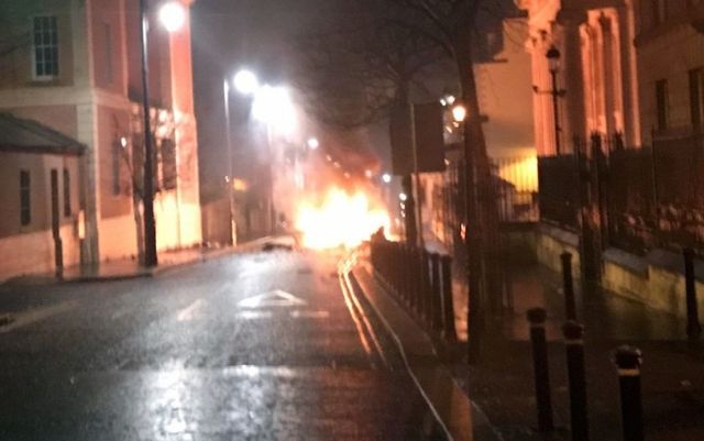 O mașină capcană a explodat într-un oraș din Irlanda de Nord