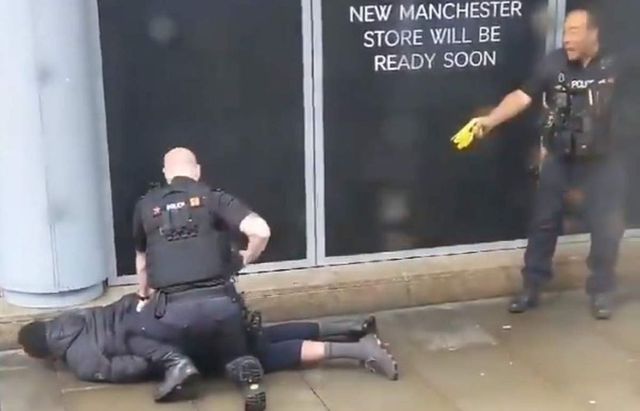 Mai multe persoane, înjunghiate într-un centru comercial din Manchester