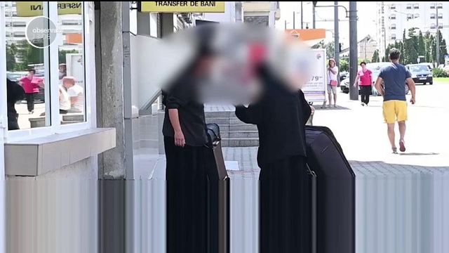 Două femei bete, îmbrăcate în maicute, au făcut scandal în centrul orașului Vaslui