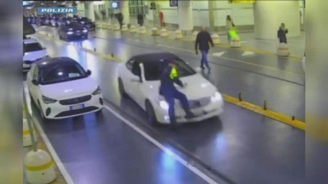 Bologna, guardia giurata lo rimprovera per aver parcheggiato sulle strisce: lui la investe e scappa – Video