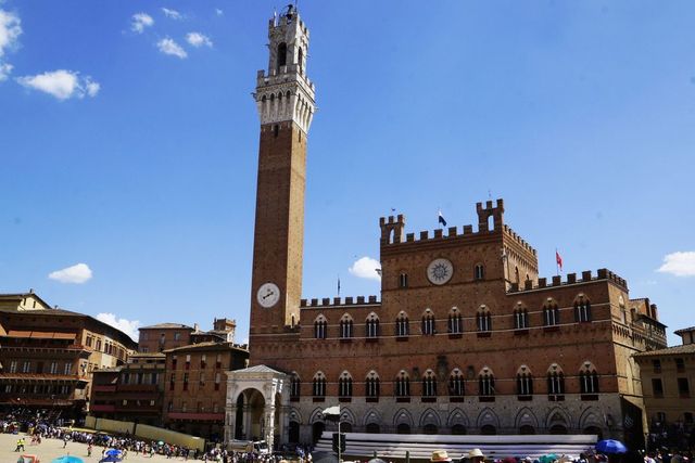 Siena, suicidio dalla Torre del Mangia: orrore sul web, in rete il video del gesto estremo