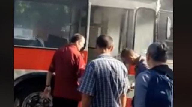 В Кишиневе на ходу загорелся троллейбус с пассажирами (видео)