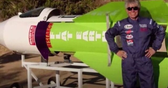 Lo stuntman Mike Hughes è morto cercando di decollare a bordo di un razzo per dimostrare che la Terra è piatta