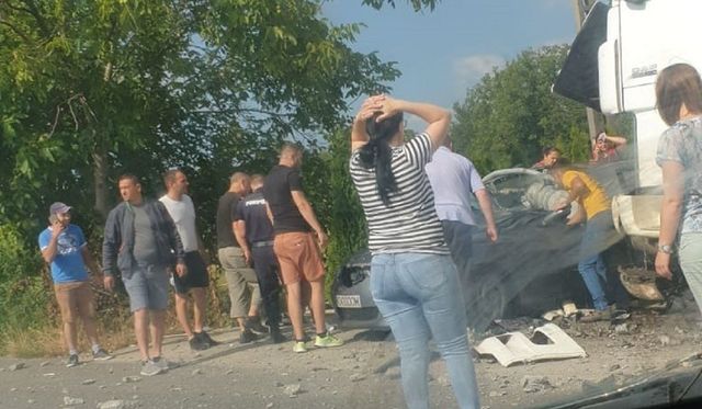 Hunedoara: Un bărbat a decedat după ce un stâlp a căzut peste mașina sa