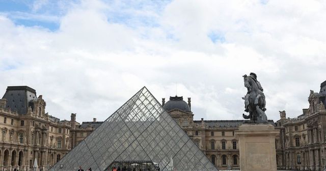 Újranyitották a párizsi Louvre-t az ékszerrablás után