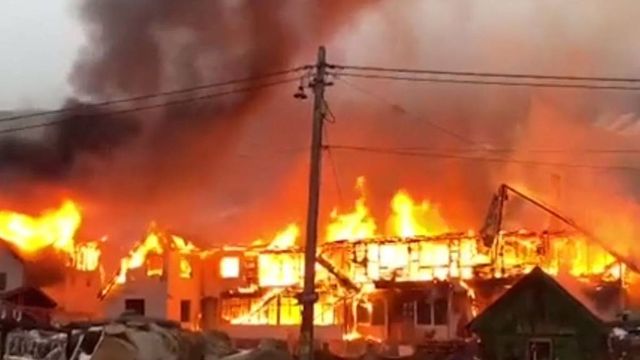 VIDEO Incendiu puternic în Moieciu de Sus la o pensiune unde erau cazați turiști