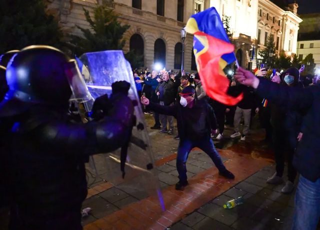 19 persoane, trimise în judecată după violențele de la BEC, în urma respingerii candidaturii lui Călin Georgescu