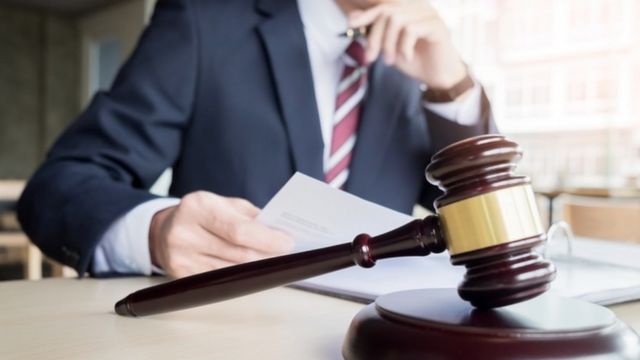 Un avocat stagiar, condamnat pentru trafic de influență la un judecător din cadrul Curții de Apel Centru