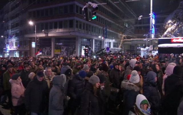 Mii de sârbi, în stradă pentru a opta sâmbătă consecutivă. Imagini cu protestele din Belgrad
