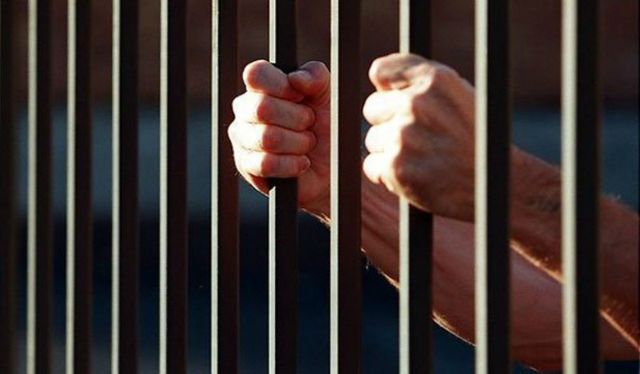 Promiteau deținuților să-i scape de pedeapsă. Foști deținuți, rudele lor și angajatul unui penitenciar – deconspirați de CNA