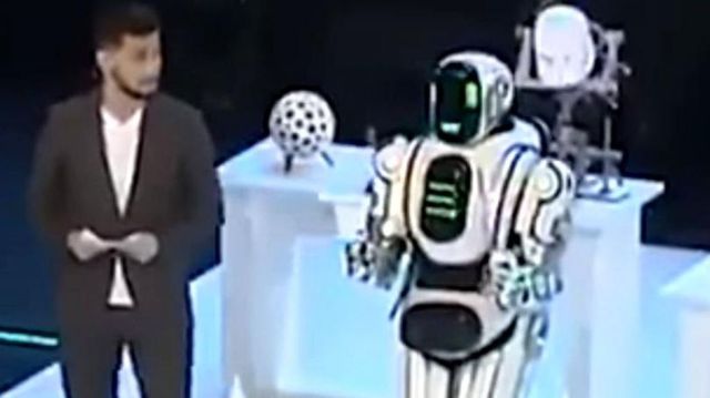 Un robot lăudat de presa rusă s-a dovedit a fi, de fapt, un om costumat. Momentul descoperirii