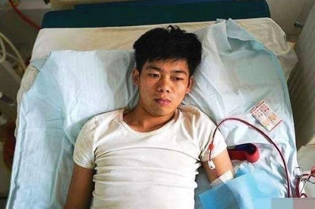 Tânărul care și-a vândut un rinichi ca să-și cumpere un iPhone e în stare gravă și are nevoie de un transplant