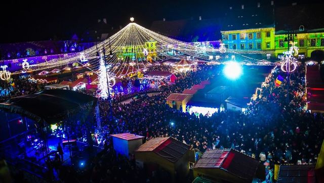 Târgul de Crăciun de la Sibiu s-a deschis; în acest an este amenajat și un patinoar