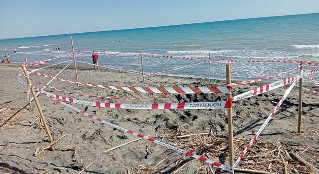 Morto sepolto dalla sabbia a 17 anni, indagato il padre per omicidio colposo