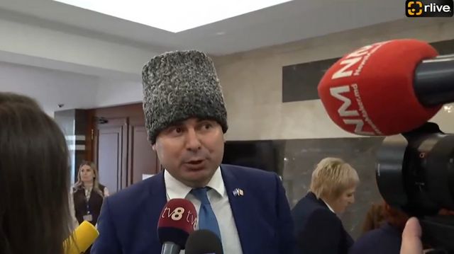 VIDEO Primul scandal în Parlament – Vasile Costiuc s-a plâns că biroul fracțiunii este vizavi de veceu