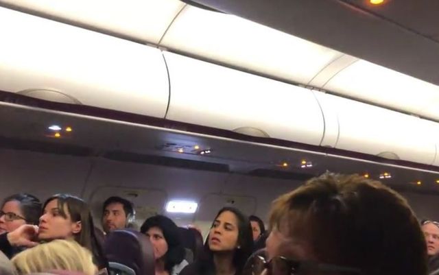 Scandal între pasageri la bordul unui avion Wizz Air