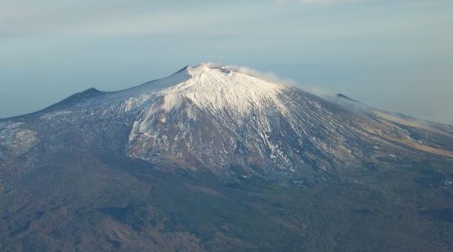 L'Etna dà spettacolo con fontana di lava e trabocchi