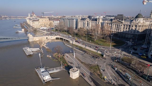 Péntek éjjel a budapesti rakpart szintje alá csökkenhet a Duna vízállása a fővárosban