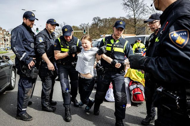 Militanta Greta Thunberg, reținută