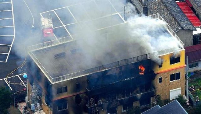Zece morți și peste 30 de răniți într-un incendiu produs de o mână criminală la Kyoto
