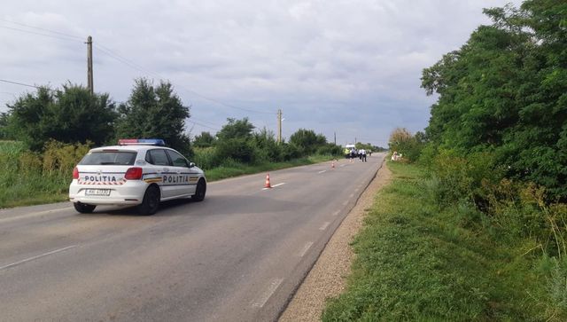 Doi bicicliști, soț și soție, accidentați mortal pe un drum din Vrancea