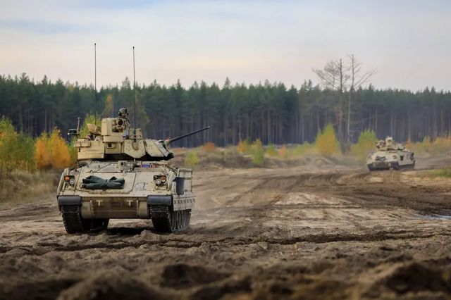 SUA trimit primele vehicule de luptă ale infanteriei Bradley în Ucraina