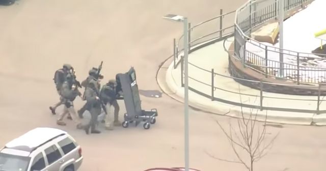 Střelec v obchodu v Coloradu zabil deset lidí, včetně policisty